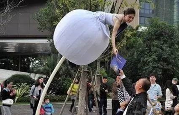 餐廳派傳單的N種姿勢(shì) 這樣發(fā)能省掉20萬(wàn)的廣告費(fèi)！