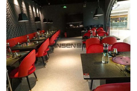 如何選擇合適的燒烤桌，教你選購全套燒烤店餐桌！